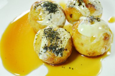  Takoyaki Japonca kızartılmış hamur tatlısı dolması kalamar soyunma mayonez plaka üzerinde tatlı soya soslu püresi yosun daldırma Tepesi
