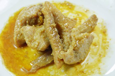  kavrulmuş domuz eti dilim beyaz plaka üzerinde