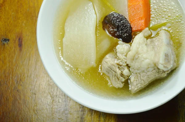 Rabanete fervido com sopa de osso de porco na tigela — Fotografia de Stock