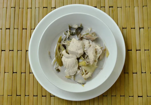 코코넛 우유 수프 그릇에 슬라이스 바나나 꽃과 삶은 닭고기 — 스톡 사진