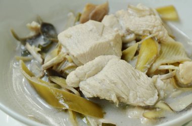  dilim muz çiçeği içinde Hindistan cevizi sütü çorba kupa ile haşlanmış tavuk