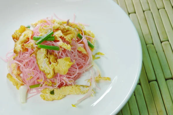 Revuelva los vermicelli fritos con el huevo rebanado de la cubierta de la leche de coco en el plato —  Fotos de Stock