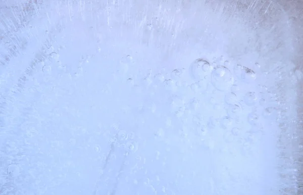 Крупный план льда на пластиковом фоне и текстуре — стоковое фото