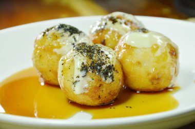  Takoyaki Japonca kızartılmış hamur tatlısı dolması kalamar soyunma mayonez plaka üzerinde tatlı soya soslu püresi yosun daldırma Tepesi