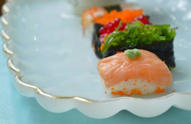  çeşitli Suşi Japon gıda soya sosu beyaz tabakta daldırma wasabi ile