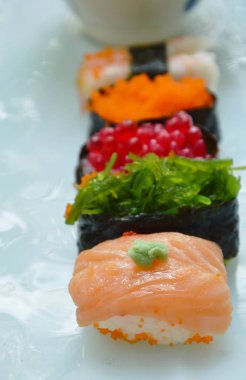 çeşitli Suşi Japon gıda soya sosu beyaz tabakta daldırma wasabi ile