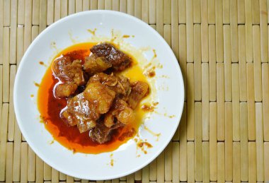 baharatlı karıştırın kızarmış domuz eti kemik plaka üzerinde ananas köri ile