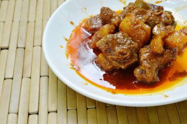 baharatlı karıştırın kızarmış domuz eti kemik plaka üzerinde ananas köri ile