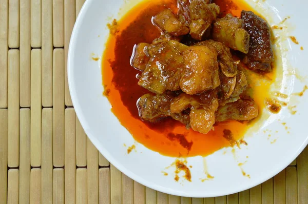 baharatlı karıştırın kızarmış domuz eti kemik plaka üzerinde ananas köri ile