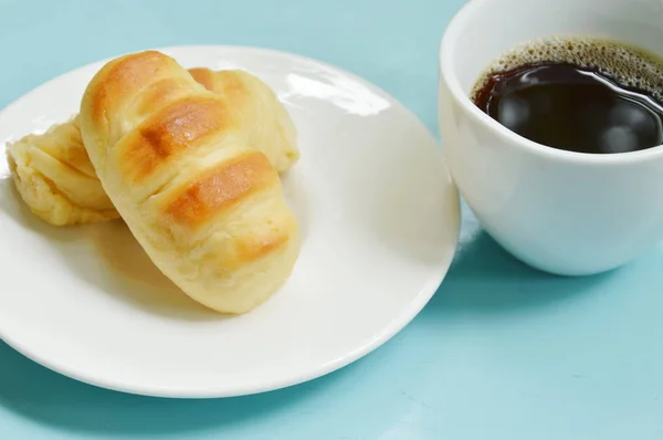 Salsicha de porco recheada de pão no prato branco comer casal com xícara de café preto — Fotografia de Stock