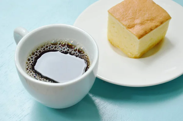 Vaj torta szelet darab lemez és csésze fekete kávé — Stock Fotó