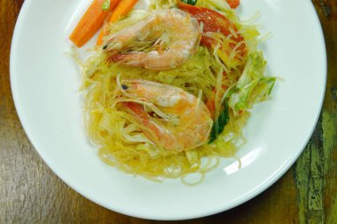  Kızarmış cam erişte lahana ve karides beyaz tabakta Tepesi yumurta ile karıştırın