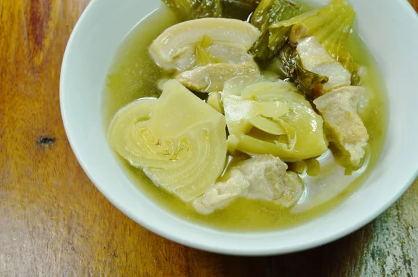 Repolho conservado em escabeche fervido com sopa de barriga de porco na tigela — Fotografia de Stock