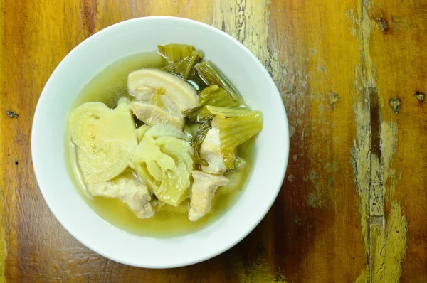 Gekochter Sauerkraut mit Schweinebäuchlsuppe auf Schüssel — Stockfoto