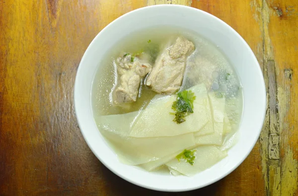 Gekookte plak bamboe shoot met varkensvlees rib soep op kom — Stockfoto