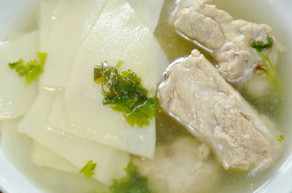 Варена скибочка бамбукової пагони з супом зі свинини на мисці — стокове фото
