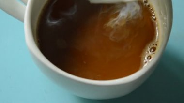 Kahve Kupası tablo ile karıştırma taze beyaz süt