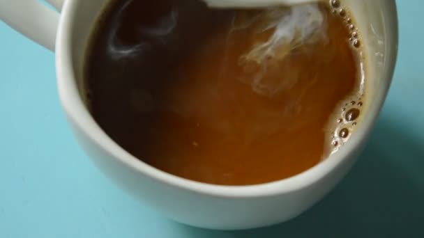 lait blanc frais mélangé avec du café dans une tasse sur la table 