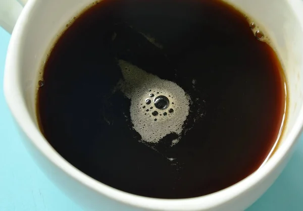 Закрыть Пузырь Черный Горячий Кофе Белой Чашке Деревянный Стол — стоковое фото