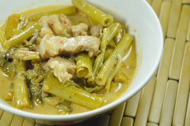 Demirhindi sos ve Hindistan cevizi sütü kabı üzerindeki domuz yağı ile haşlanmış sabah zafer