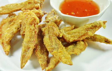 çıtır kızarmış tavuk kanat ile baharatlı sos daldırma beyaz plaka üzerinde