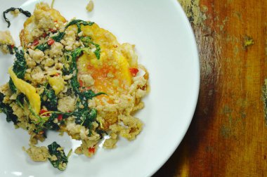  sahanda yumurta baharatlı kıyılmış domuz fesleğen yaprağı plaka üzerinde tepesi