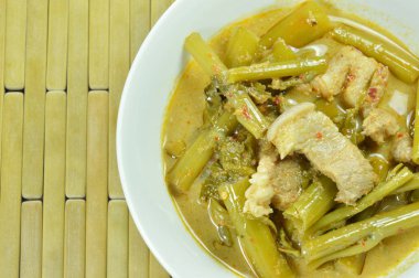  Demirhindi sos ve Hindistan cevizi sütü kabı üzerindeki domuz yağı ile haşlanmış sabah zafer