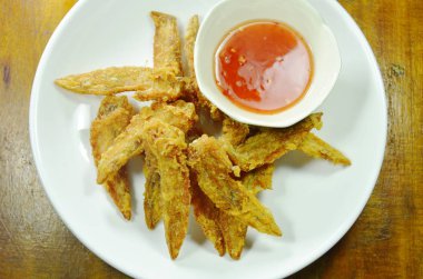  çıtır kızarmış tavuk kanat ile baharatlı sos daldırma beyaz plaka üzerinde