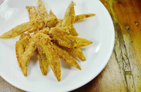 Ala de pollo frito crujiente en plato blanco — Foto de Stock