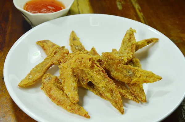 Sayap Ayam Renyah Piring Putih Dicelupkan Dengan Saus Pedas — Stok Foto