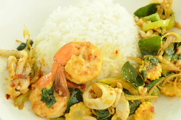  Baharatlı kızarmış karides ve ot pirinç kalamar