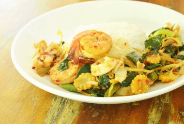 baharatlı Kızarmış karides ve ot pirinç kalamar