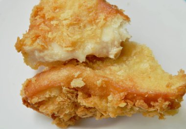 çıtır çıtır kızarmış sandviç ton balığı ve imitasyon yengeç sopa beyaz tabakta dolması