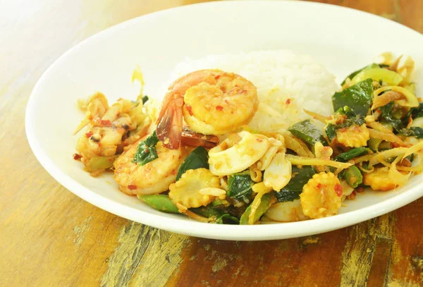 baharatlı Kızarmış karides ve ot pirinç kalamar