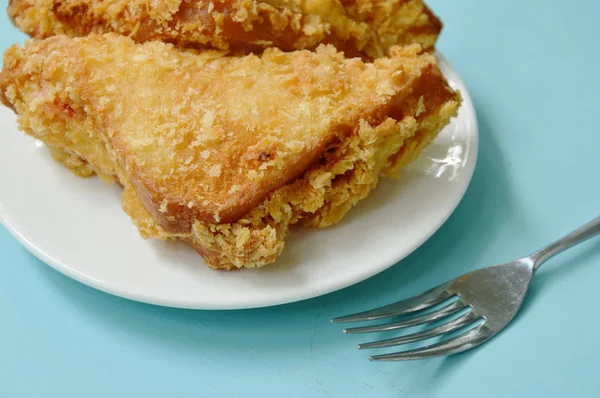 çıtır çıtır kızarmış sandviç ton balığı ve imitasyon yengeç sopa beyaz tabakta dolması