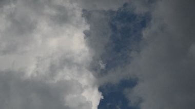 yüzen ve parlak gökyüzü kapsayan yağmur bulutu