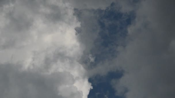 Yüzen Parlak Gökyüzü Kapsayan Yağmur Bulutu — Stok video