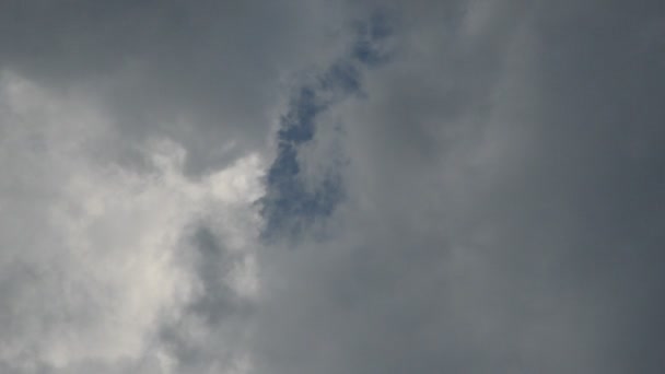 Yüzen Parlak Gökyüzü Kapsayan Yağmur Bulutu — Stok video