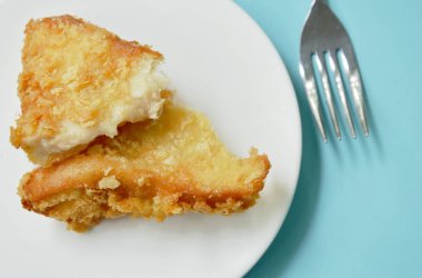  çıtır çıtır kızarmış sandviç ton balığı ve imitasyon yengeç sopa beyaz tabakta dolması