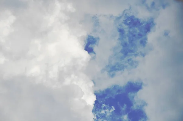 Eső felhő lebeg, és amely fényes ég — Stock Fotó