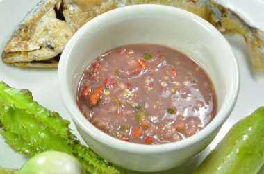 Baharatlı karides Chili Paste sos taze sebze ve kızarmış uskumru ile çift yiyin