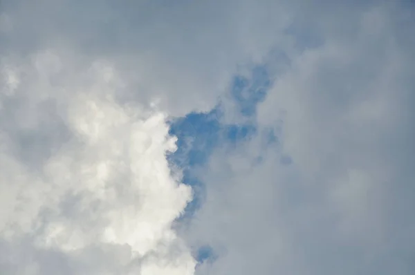 Nuvem Chuva Flutuando Cobrindo Céu Brilhante — Fotografia de Stock