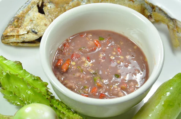 Baharatlı karides Chili Paste sos taze sebze ve kızarmış uskumru ile çift yiyin