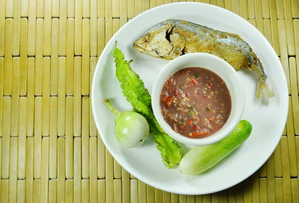 Kızarmış uskumru ve baharatlı karides chili Yapıştır sos çift ile taze sebze yemek