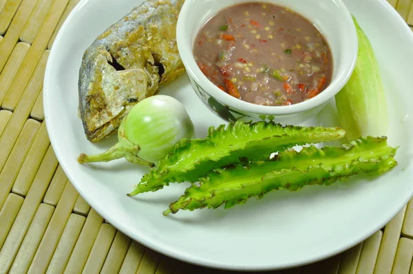 Kızarmış uskumru ve baharatlı karides chili Yapıştır sos çift ile taze sebze yemek