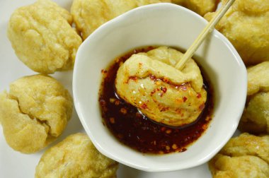 tahta sopa tatlı ve baharatlı sos Kupası plaka üzerinde daldırma bıçaklama çıtır çıtır kızarmış balık top