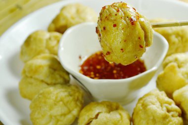 tahta sopa tatlı ve baharatlı sos Kupası plaka üzerinde daldırma bıçaklama çıtır çıtır kızarmış balık top