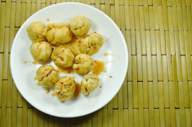 çıtır çıtır kızarmış balık sosu baharatlı ve tatlı sos plaka üzerinde topu