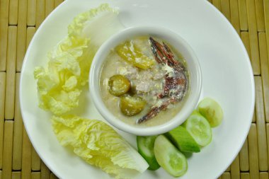 tuz yengeç ve soya fasulye sosu plaka üzerinde taze sebze daldırma ile kıyılmış domuz eti