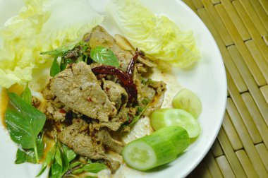  baharatlı kıyılmış domuz eti ve plaka üzerinde taze sebze ile karaciğer Tay salatası